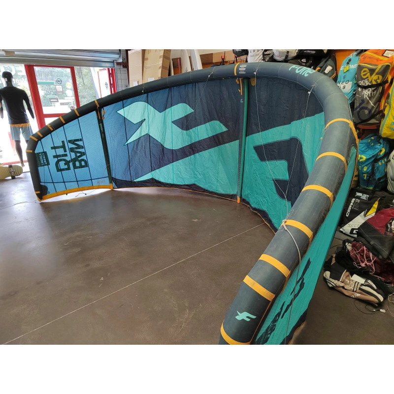 Pack Kitesurf Occasion Bandit XIII 11m² + Barre Linx + Harnais Culotte + Pads Vario + Planche Select + Pompe (DV LIBERO ROMANE) 8 Pack Kitesurf Occasion Bandit XIII 11m² + Barre Linx + Harnais Culotte + Pads Vario + Planche Select + Pompe (DV LIBERO ROMANE) – Image 6