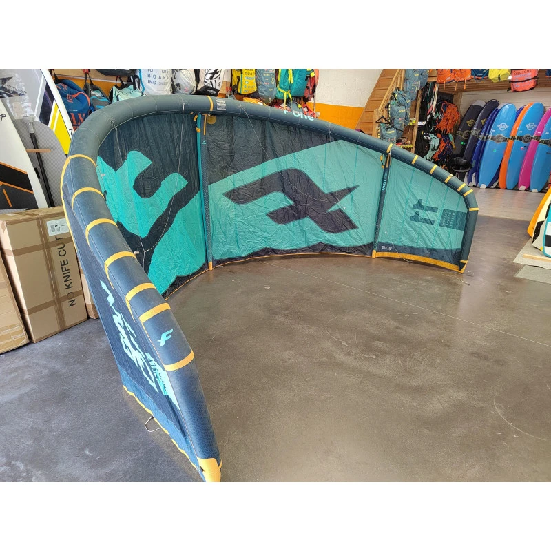 Pack Kitesurf Occasion Bandit XIII 11m² + Barre Linx + Harnais Culotte + Pads Vario + Planche Select + Pompe (DV LIBERO ROMANE) 9 Pack Kitesurf Occasion Bandit XIII 11m² + Barre Linx + Harnais Culotte + Pads Vario + Planche Select + Pompe (DV LIBERO ROMANE) – Image 7