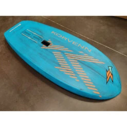 Pack Niveau Avancé Wingfoil Wing Glider Bleu Stealth 24 Pack Niveau Avancé Wingfoil Wing Glider Bleu Stealth -Pas Cher Surf Magasin planche de wing foil korvenn wing glider carbon bleue 16